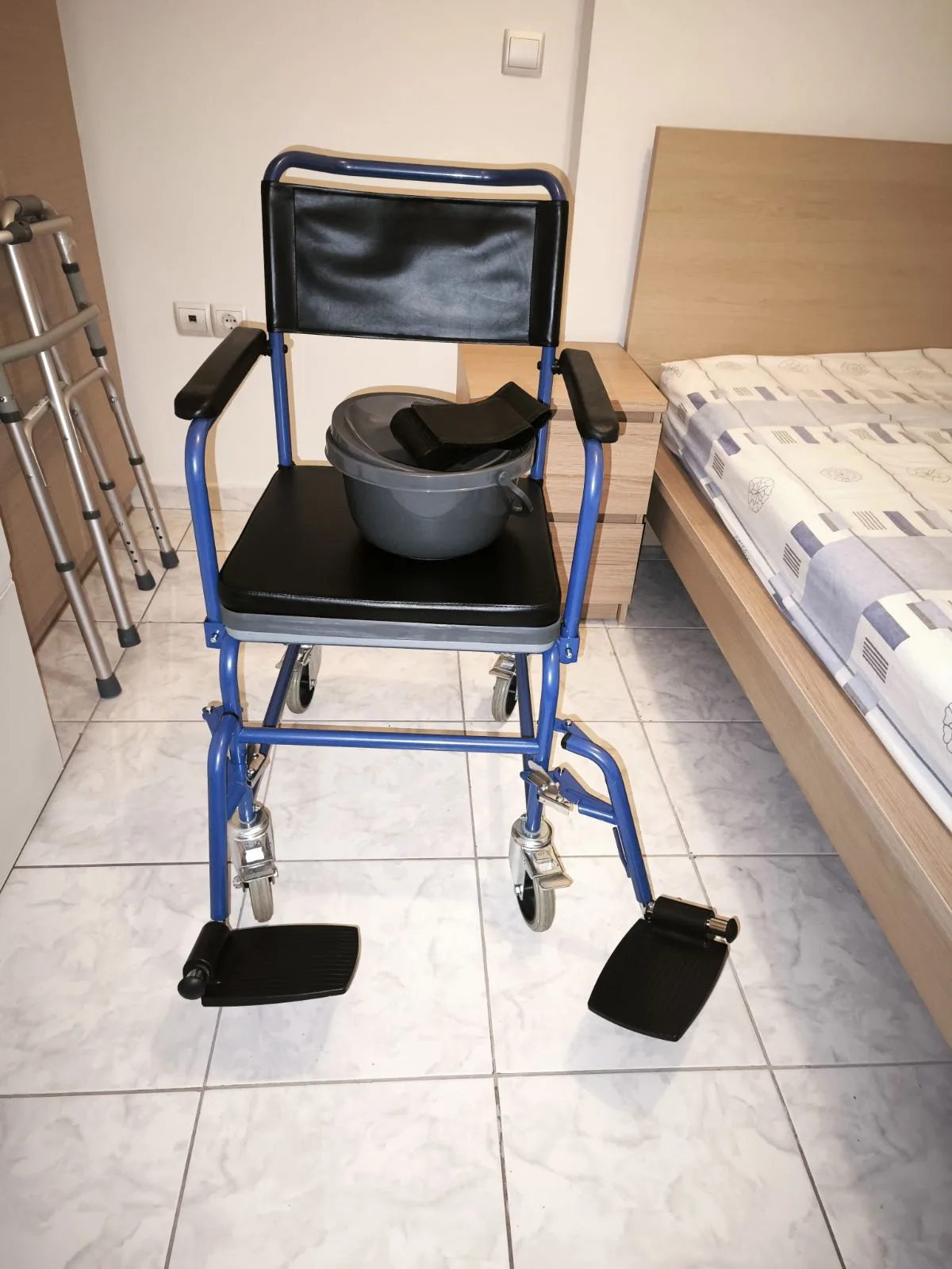 Αμαξίδιο 45 εκ. φαγητου τουαλέτας και μπάνιου με δοχείο WC